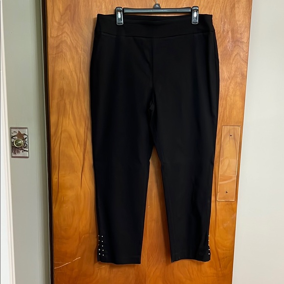 Roz & Ali Pants - Roz & Ali Black Ankle Pants with Stud Detail Size 14 Flat Front Pull-on